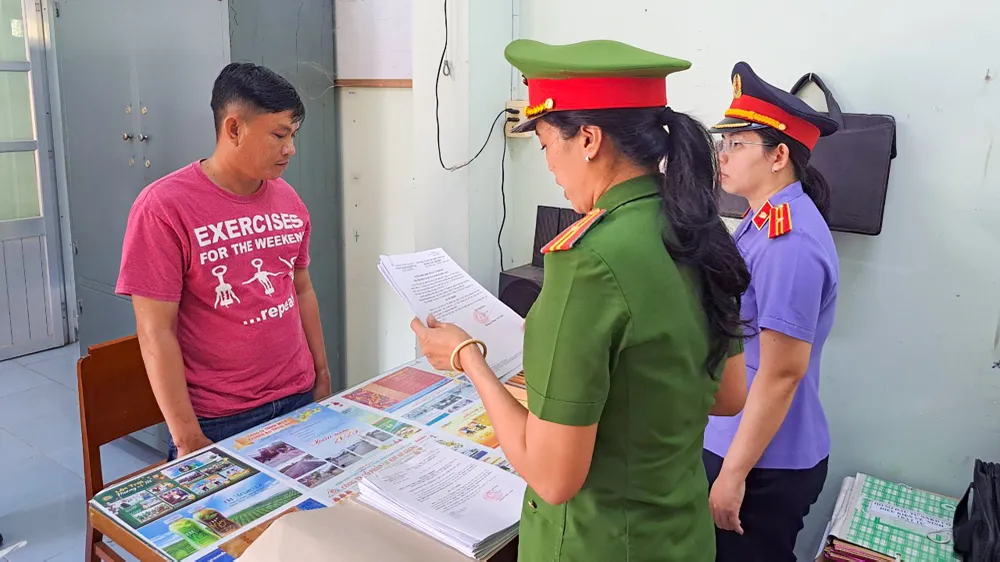 Cơ quan CSĐT Công an thị xã Tân Châu (tỉnh An Giang) bắt tạm giam bị can Phan Thành Được, tài công điều khiển tàu du lịch gây tai nạn ở sông Tiền khiến một người tử vong và hai người bị thương. Ảnh: HẢI DƯƠNG Vụ tài du lịch va chạm phà ở An Giang