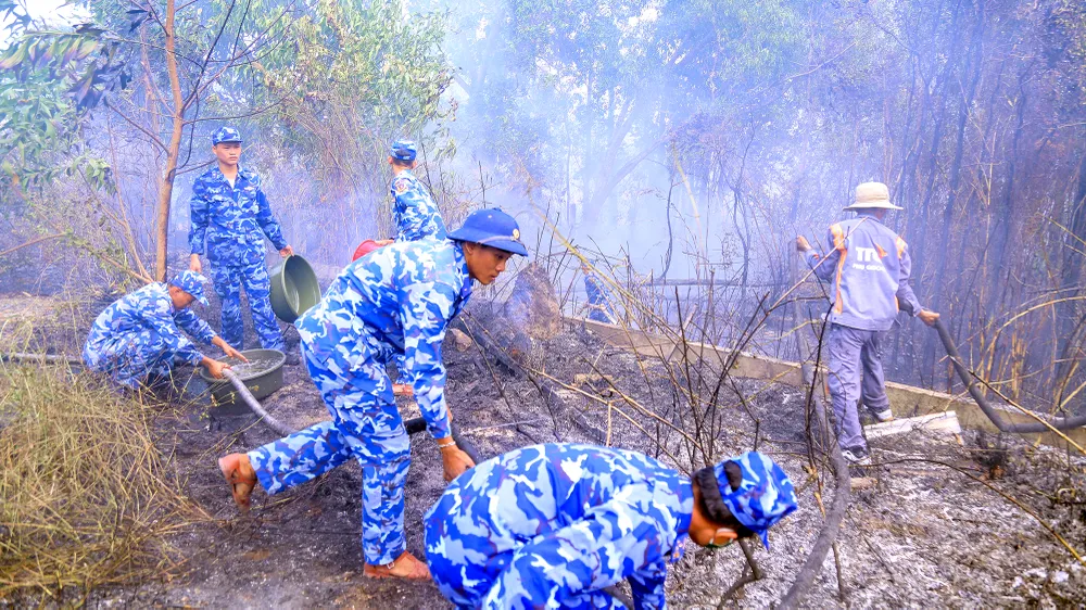 Cán bộ, chiến sĩ thuộc Bộ Tư lệnh Vùng Cảnh sát biển 4 tham gia chữa cháy. Ảnh: KHÁNH MẪN Vùng Cảnh sát biển 4 kịp thời dập tắt một đám cháy lớn ở Phú Quốc
