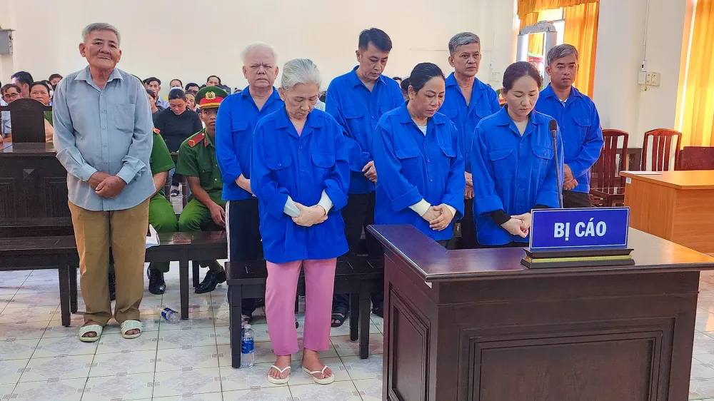 Các bị cáo nghe HĐXX tuyên án. Ảnh: VĂN VŨ Phạt tù 8 bị cáo câu kết làm giả giấy khám sức khỏe bổ sung hồ sơ thi lái xe