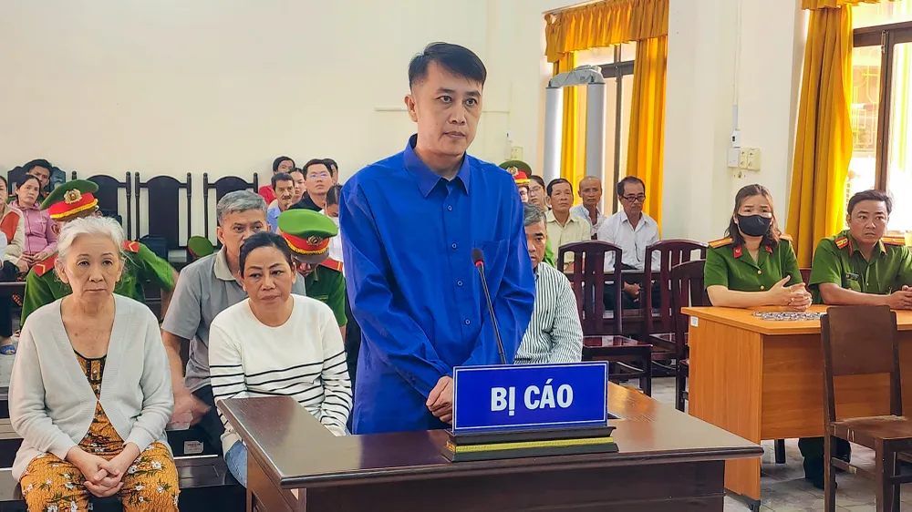 Bị cáo Trần Thanh Phong dù chỉ là bảo vệ, nhưng lại là chủ mưu trong vụ án này. Ảnh: VĂN VŨ Phạt tù 8 bị cáo câu kết làm giả giấy khám sức khỏe bổ sung hồ sơ thi lái xe