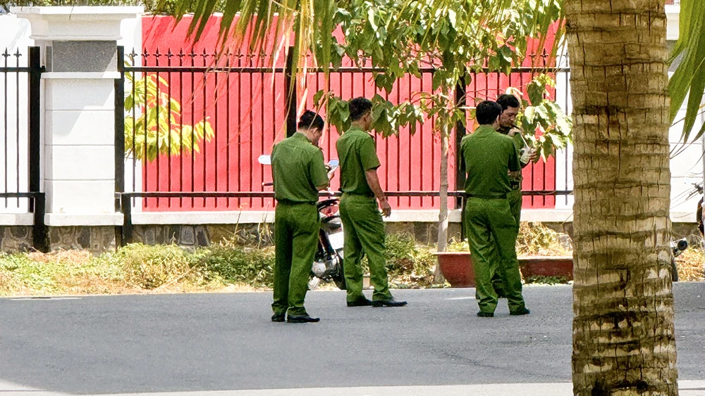 Lực lượng Công an có mặt tại trụ sở UBND TP Long Xuyên (tỉnh An Giang). Ảnh: NT an-giang.jpg