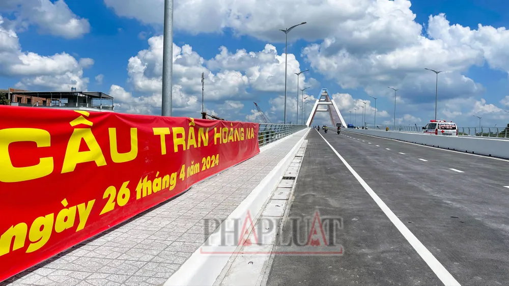 Người dân phấn khởi khi cầu Trần Hoàng Na đưa vào khai thác