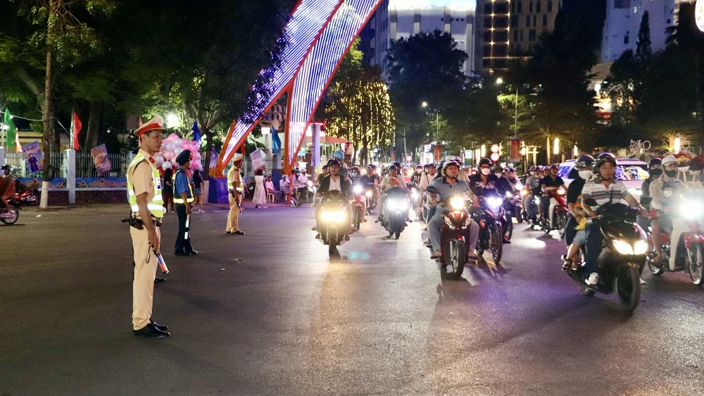 Chủ tịch UBND TP Cần Thơ giao Công an TP có phương án điều tiết, phân luồng, hướng dẫn lưu thông an toàn, thông suốt. Ảnh: CHÂU ANH Cần Thơ: Tăng cường các biện pháp bảo đảm trật tự an toàn giao thông dịp lễ
