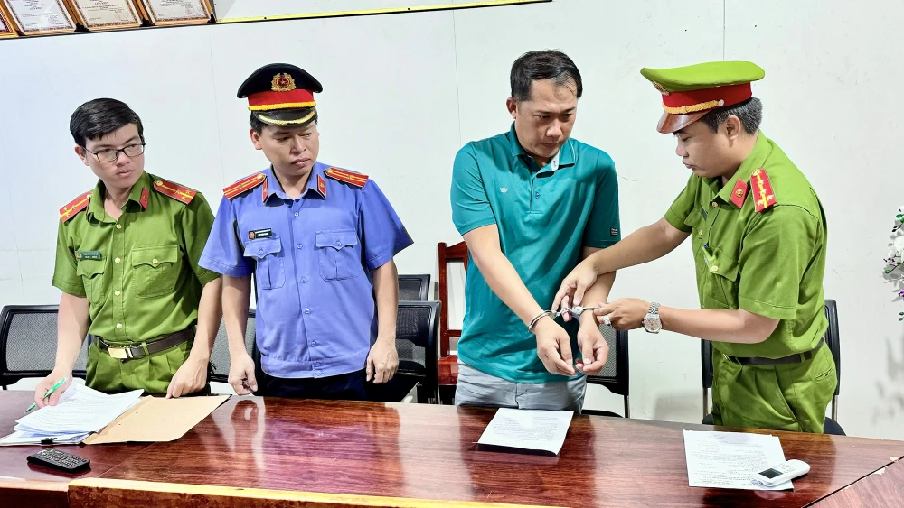 Bị can Du Việt Thanh, cựu Chủ tịch UBND xã Cửa Cạn bị Cơ quan CSĐT Công an TP Phú Quốc khởi tố, bắt để điều tra tội nhận hối lộ. Theo công an, bị can Thanh đã nhận hối lộ một xe ô tô và tiền mặt trị giá hơn 5 tỉ đồng của công ty LHĐ. Ảnh: CACC phu-quoc-bat-cuu-chu-tich-xa-cua-can.jpg