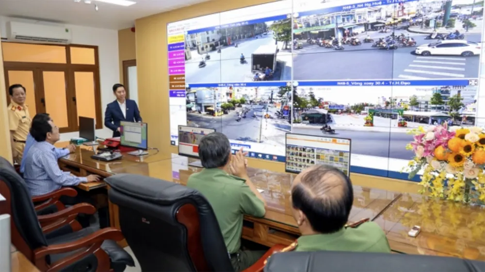Lãnh đạo Công an tỉnh Sóc Trăng và các đơn vị có liên quan kiểm tra công tác vận hành hệ thống camera giám sát an ninh, trật tự, an toàn giao thông. Ảnh: CAST Công an Sóc Trăng sẽ chính thức 'phạt nguội' từ ngày 30-4