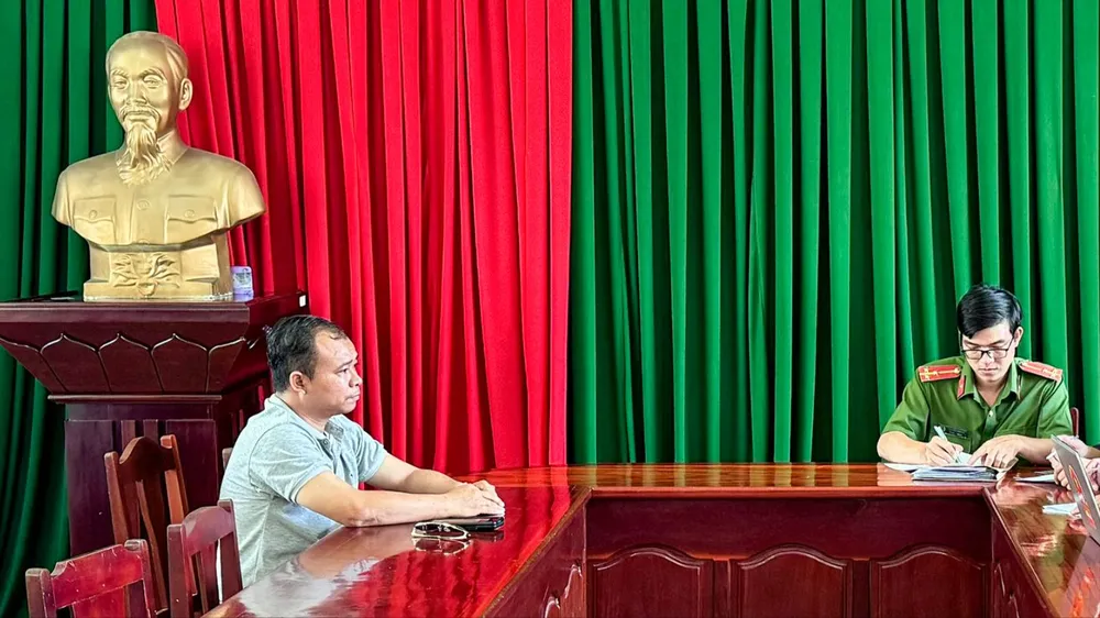 Ông Đoàn Thanh Tuấn (39 tuổi, công chức địa chính xã Cửa Dương, TP Phú Quốc, tỉnh Kiên Giang) đến Công an đầu thú, thừa nhận hành vi nhận hối lộ. Bí thư, kiêm Chủ tịch xã ở Phú Quốc đầu thú, nộp lại tiền đã nhận hối lộ của công ty LHĐ