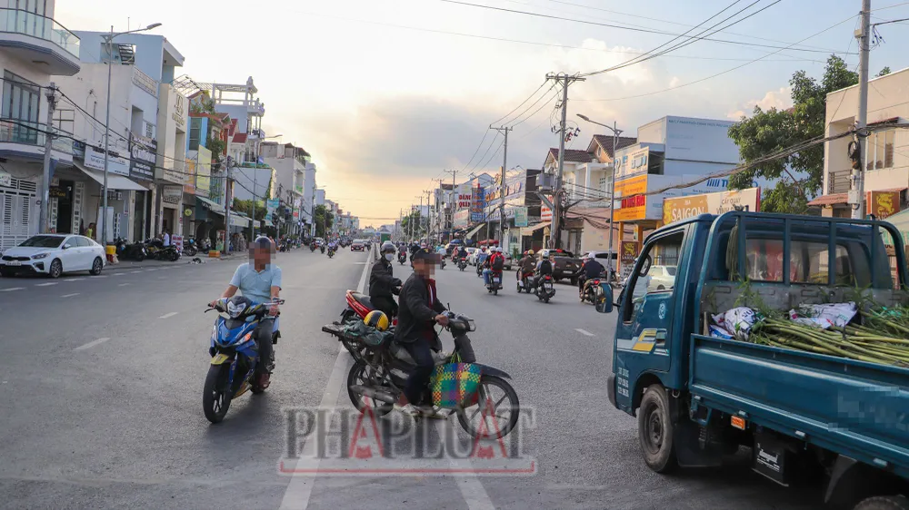 Khoảng giãn ngay dốc cầu Trần Hoàng Na thuộc địa phận quận Ninh Kiều đã tạo nên xung đột giao thông, rất dễ xảy ra tai nạn giao thông. Ảnh: CHÂU ANH giao-thong-hai-ben-doc-cau-tran-hoang-na-11.jpg