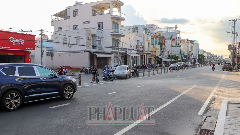 Một số người dân đề nghị nên đóng khoảng giãn này lại để đảm bảo an toàn giao thông. Ảnh CHÂU ANH Sẽ đóng khoảng giãn dãy phân cách tại dốc cầu Trần Hoàng Na