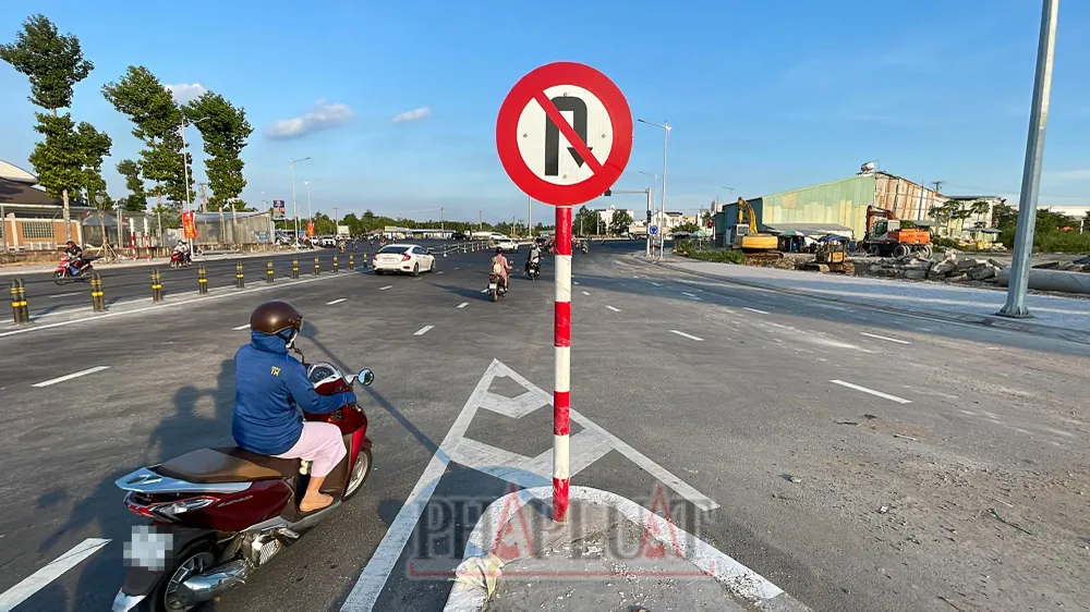 Hai bên dốc cầu Trần Hoàng Na, tình trạng người điều khiển phương tiện lưu thông ngược chiều, không chấp hành biển báo cấm... thường xuyên xảy ra. Ảnh: CHÂU ANH giao-thong-hai-ben-doc-cau-tran-hoang-na-21.jpg