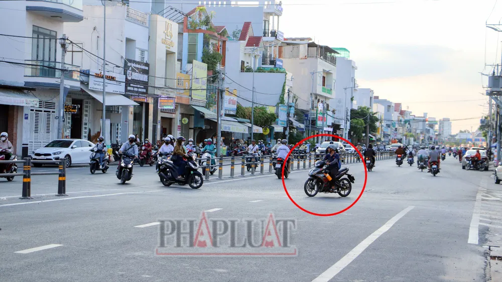 Ông Mai MInh Ngoan, Chánh Văn phòng Ban ATGT TP Cần Thơ cho biết sẽ làm việc với chủ đầu tư yêu cầu đóng khoảng giãn theo đúng thiết kế đã được phê duyệt. Ảnh: CHÂU ANH giao-thong-hai-ben-doc-cau-tran-hoang-na-4.jpg