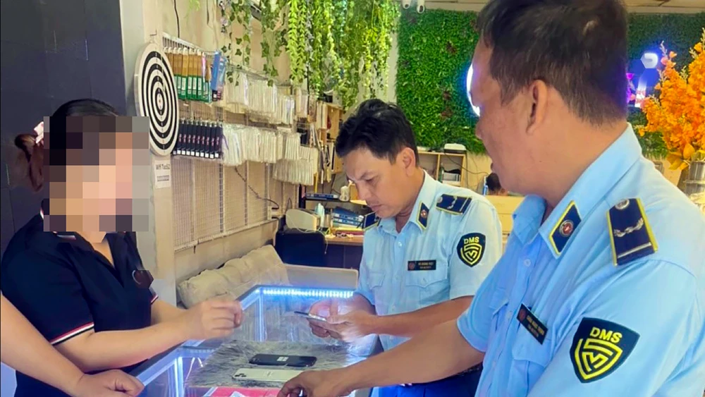 Qua kiểm tra, lực lượng Quản lý thị trường tỉnh Kiên Giang phát hiện ba cơ sở kinh doanh điện thoại di động đã qua sử dụng được mua trôi nổi trên thị trường. Ảnh: DMS Quản lý thị trường Kiên Giang phạt 3 cơ sở kinh doanh điện thoại 110 triệu đồng