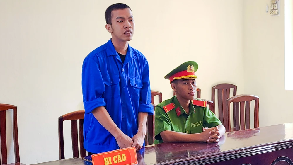 Bị cáo Danh Ngọc Vàng bị TAND tỉnh Kiên Giang tuyên phạt 12 tháng tù tội mua bán tàng trữ trái phép vũ khí quân dụng. Ảnh: VĂN VŨ Kiên Giang: Lãnh án vì mua súng, còn khoe trên Facebook