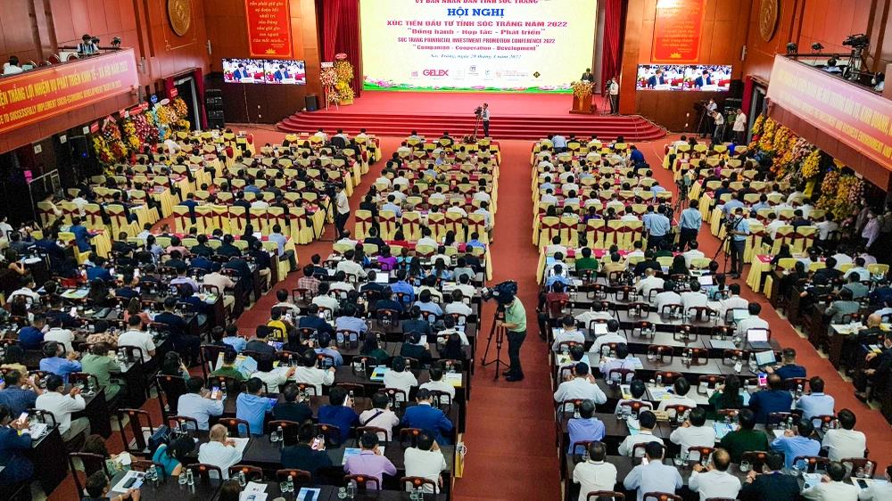 Tại Hội nghị xúc tiến đầu tư năm 2022, Sóc Trăng đã trao quyết định chủ trương đầu tư, giấy chứng nhận đăng ký đầu tư cho bốn dự án với tổng mức đầu tư đăng ký hơn 12.000 tỉ đồng; ký ghi nhớ nghiên cứu khảo sát đầu tư với 19 doanh nghiệp khác, với tổng mức đầu tư đăng ký hơn 200.000 tỉ đồng. Ảnh: BT Sóc Trăng