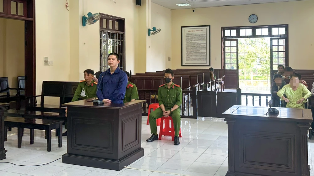 Bị cáo Trần Nhật Thiên bị TAND tỉnh Hậu Giang tuyên phạt 12 năm tù tội giết người. Ảnh: BẢO BẢO TAND tỉnh Hậu Giang