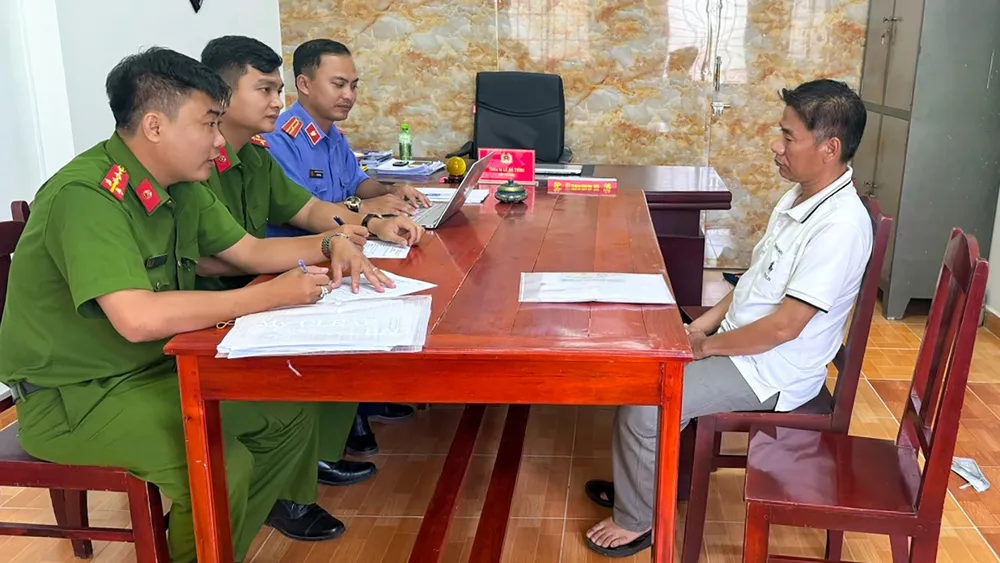 Ông Nguyễn Tuấn Anh, cựu Đội trưởng đội quản lý bảo vệ rừng Bãi Dài giai đoạn 2021-2024 đầu thú và giao nộp 30 triệu đồng đã nhận hối lộ. Ảnh: CAKG Bí thư, kiêm Chủ tịch xã ở Phú Quốc đầu thú, nộp lại tiền đã nhận hối lộ của công ty LHĐ