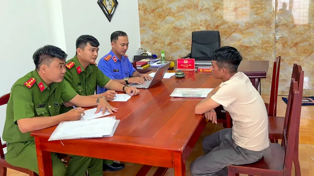 Ông Huỳnh Minh Tuấn, cựu Đội trưởng đội quản lý bảo vệ rừng Cửa Cạn giai đoạn 2017-2024 đầu thú, giao nộp 95 triệu đồng đã nhận hối lộ cho cơ quan điều tra. Ảnh: CAKG Bí thư, kiêm Chủ tịch xã ở Phú Quốc đầu thú, nộp lại tiền đã nhận hối lộ của công ty LHĐ
