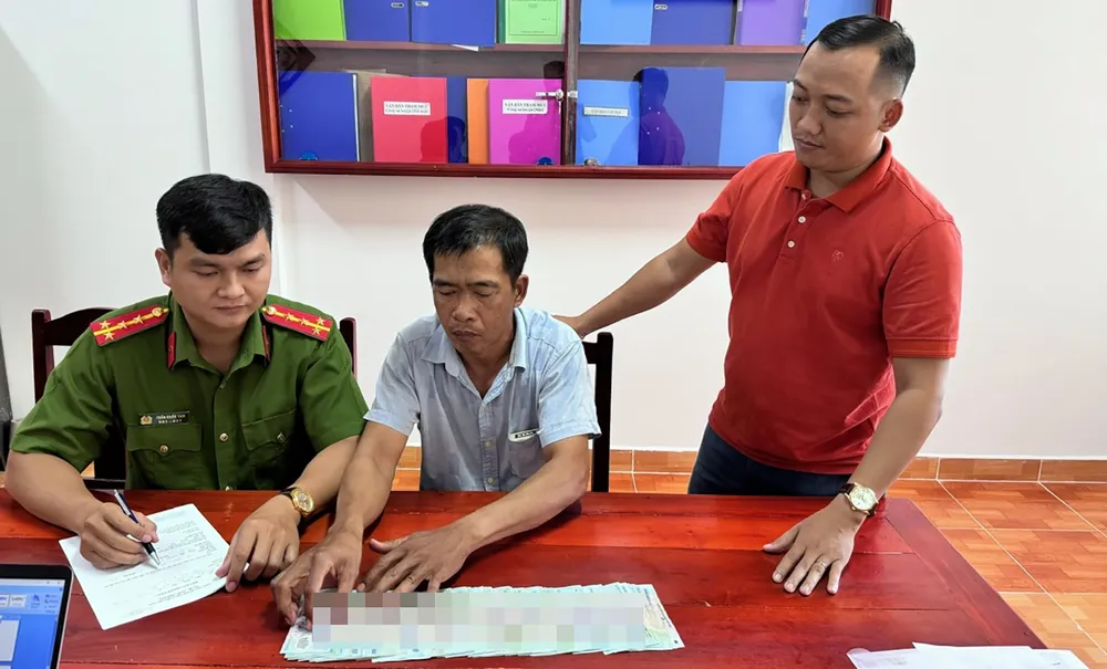 Ông Ngô Thanh Tân, cựu Đội trưởng đội quản lý bảo vệ rừng Bến Tràm giai đoạn 2017-2021 đầu thú giao nộp 50 triệu đồng đã nhận hối lộ tại cơ quan điều tra. Ảnh: CAKG Bí thư, kiêm Chủ tịch xã ở Phú Quốc đầu thú, nộp lại tiền đã nhận hối lộ của công ty LHĐ