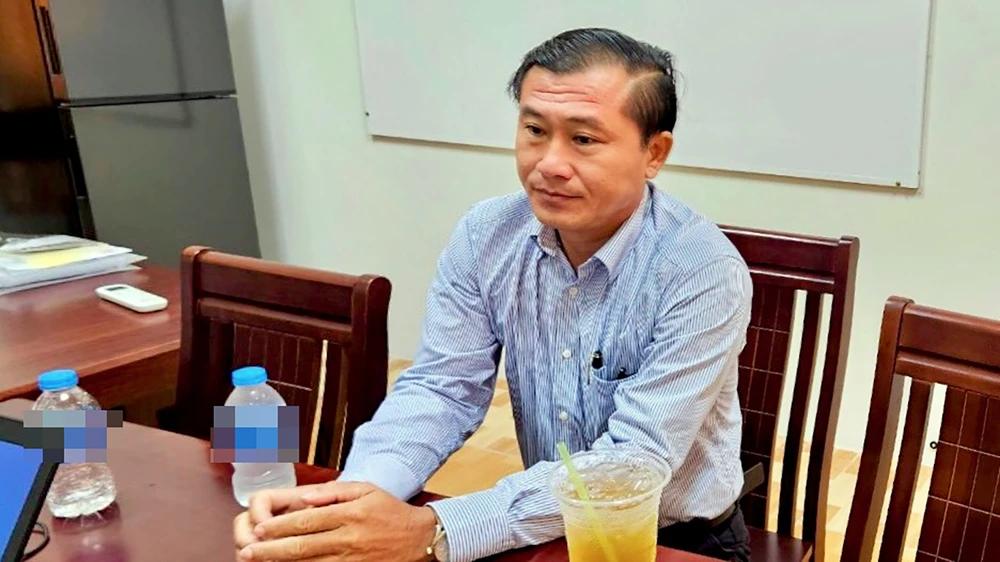 Ông Trần Văn Việt, Bí thư kiêm Chủ tịch UBND xã Cửa Dương (TP Phú Quốc) đã đến công an đầu thú, khai đã nhận số tiền hai tỉ đồng cùng hai cây tùng la hán, ước tính hơn 500 triệu đồng của công ty LHĐ. Ảnh: CAKG phu-quoc-can-bo-dau-thu.jpg