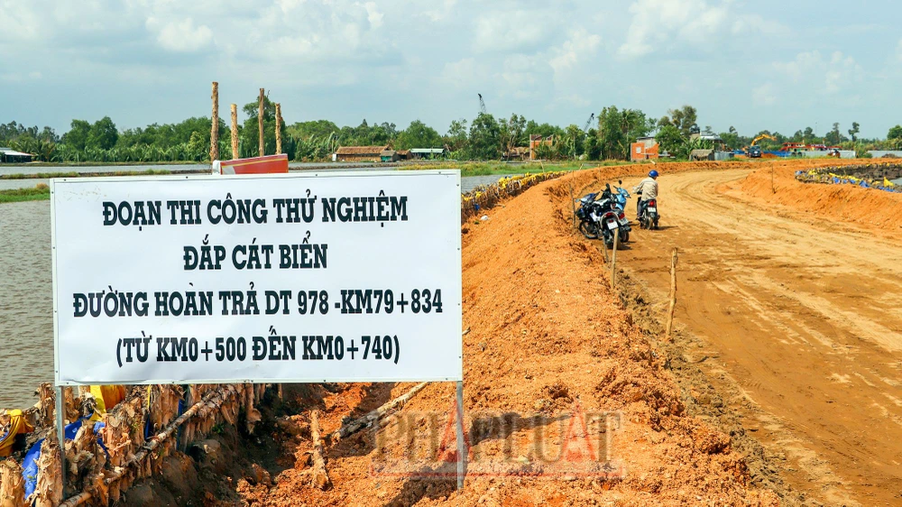 Đoạn thi công thử nghiệm cát biển thuộc dự án cao tốc Cần Thơ - Cà Mau, đoạn hoàn trả đường tỉnh 978 (Ảnh chụp hồi năm 2023). Ảnh: CHÂU ANH Sóc Trăng đề nghị 28 tỉnh, TP đăng ký nhu cầu sử dụng cát biển