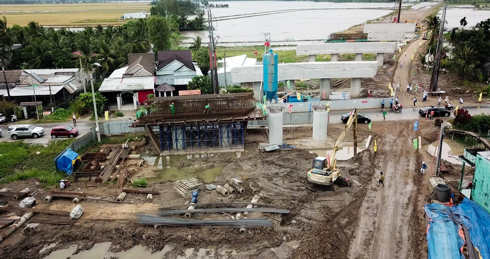 Dự án thành phần Cần Thơ - Hậu Giang đang được chủ đầu tư và nhà thầu tổ chức thi công đào, đắp nền đường, thi công cọc, đúc dầm cho các công công trình cầu trên tuyến (ảnh chụp tháng 11-2023). Ảnh: BT Hội đồng kiểm tra nhà nước chỉ ra nhiều hạn chế tại dự án cao tốc trục dọc
