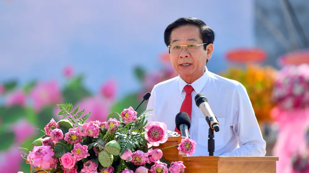 Ông Đỗ Thanh Bình, Bí thư Tỉnh ủy Kiên Giang phát biểu tại Lễ khánh thành Tượng đài Bác Hồ ở TP Phú Quốc. Ảnh: HOÀNG HỮU phu-quoc-khanh-tahnh-tuong-dai-bac-ho-1.jpg
