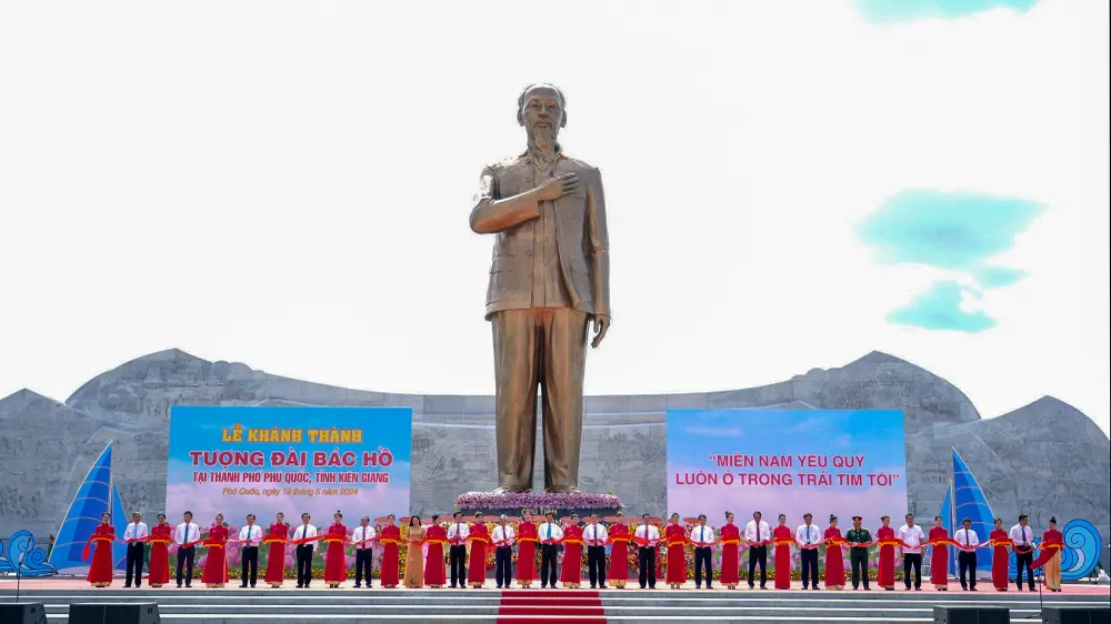 Các đại biểu thực hiện nghi thức cắt băng khánh thành Tượng đài Bác Hồ ở TP Phú Quốc (tỉnh Kiên Giang). Ảnh: HOÀNG HỮU Khánh thành Tượng đài Bác Hồ tại TP Phú Quốc