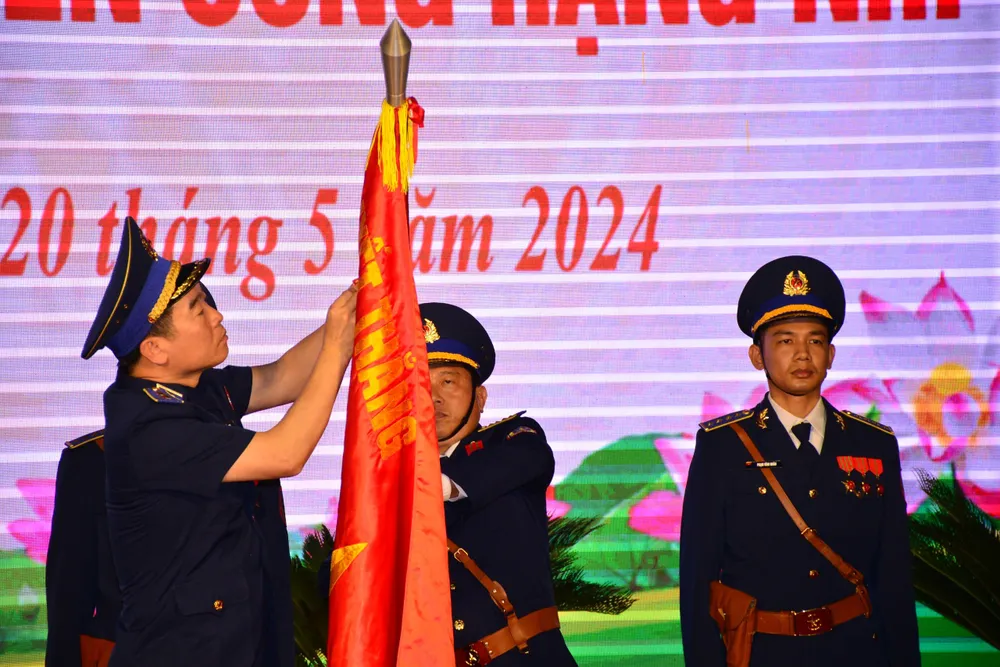 Trung tướng Bùi Quốc Oai, Chính ủy Cảnh sát biển Việt Nam trao tặng Huân chương Chiến công Hạng nhì cho Bộ Tư lệnh Vùng Cảnh sát biển 4. Ảnh: CSB Cảnh sát biển 4