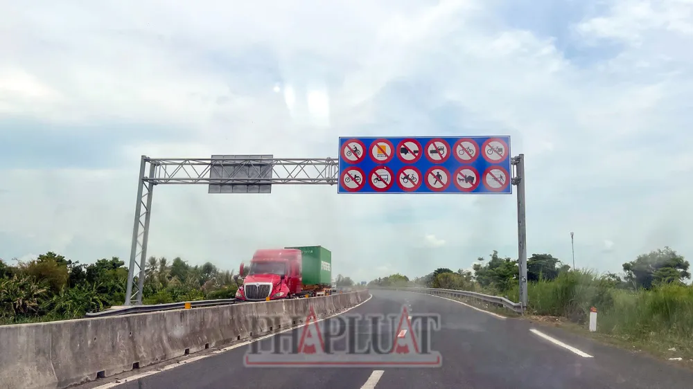 Tình trạng xe máy vào tuyến Lộ Tẻ - Rạch Sỏi