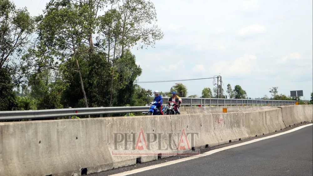 Tình trạng xe máy vào tuyến Lộ Tẻ - Rạch Sỏi