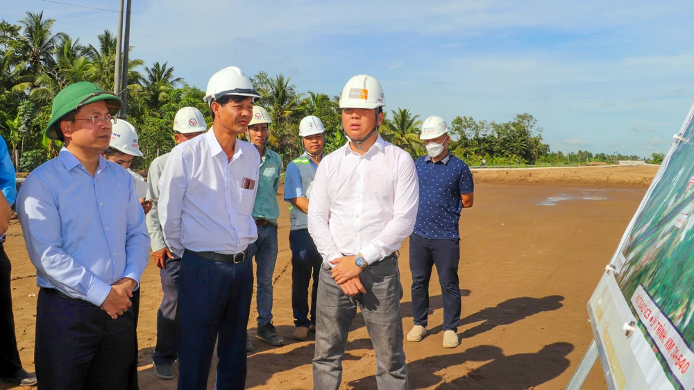 Khẩn trương bổ sung thiết bị, máy móc đẩy nhanh tiến độ thi công cao tốc