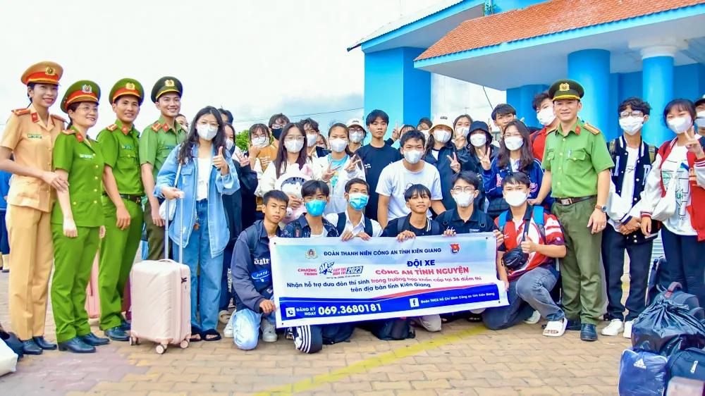 Lực lượng Đoàn thanh niên cộng sản Hồ Chí Minh Công an tỉnh Kiên giang hỗ trợ các em thí sinh tại kỳ thi tốt nghiệp THPT năm 2023 tại bến tàu Rạch Giá. Ảnh: MINH TRUNG Sở GD&ĐT tỉnh Kiên Giang lên phương án đưa đề thi ra Phú Quốc