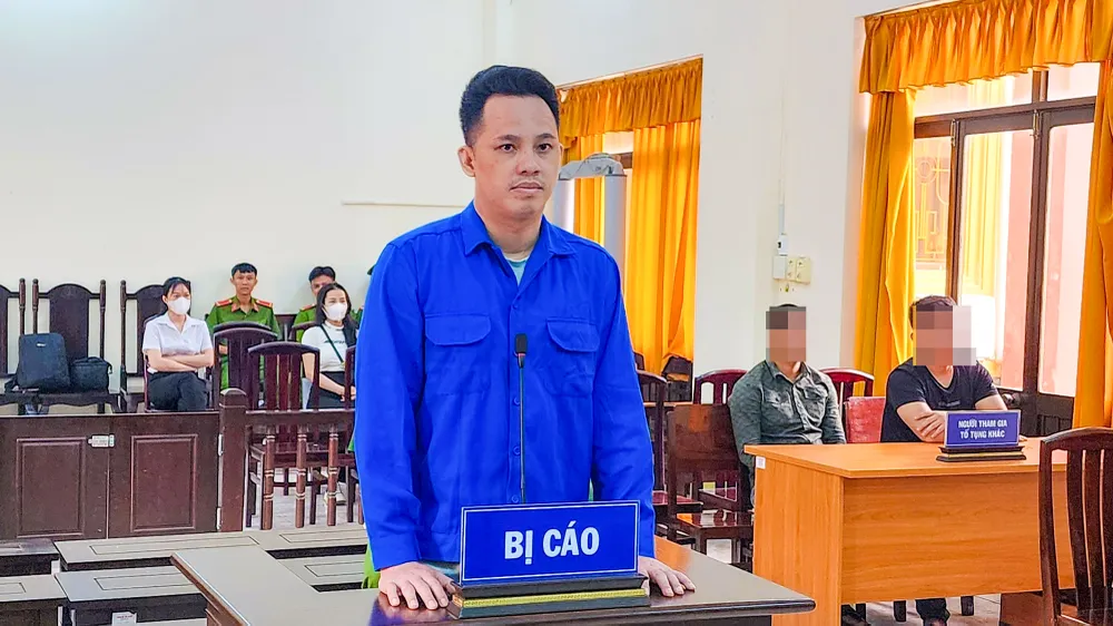 Bị cáo Nguyễn Minh Tuấn bị TAND tỉnh Kiên Giang tuyên phạt tổng cộng 17 năm 6 tháng tù về ba tội danh. Ảnh: VĂN VŨ TAND tỉnh Kiên Giang