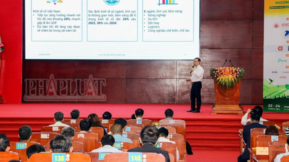 Theo ông Nguyễn Hữu Hạnh, Phó Cục trưởng Cục chuyển đổi số quốc gia, chuyển đổi số đã góp phần làm tiết kiệm gần 37 triệu giờ làm việc của người dân. Ảnh: CHÂU ANH chuyen-doi-so-hau-giang-2024-4.jpg