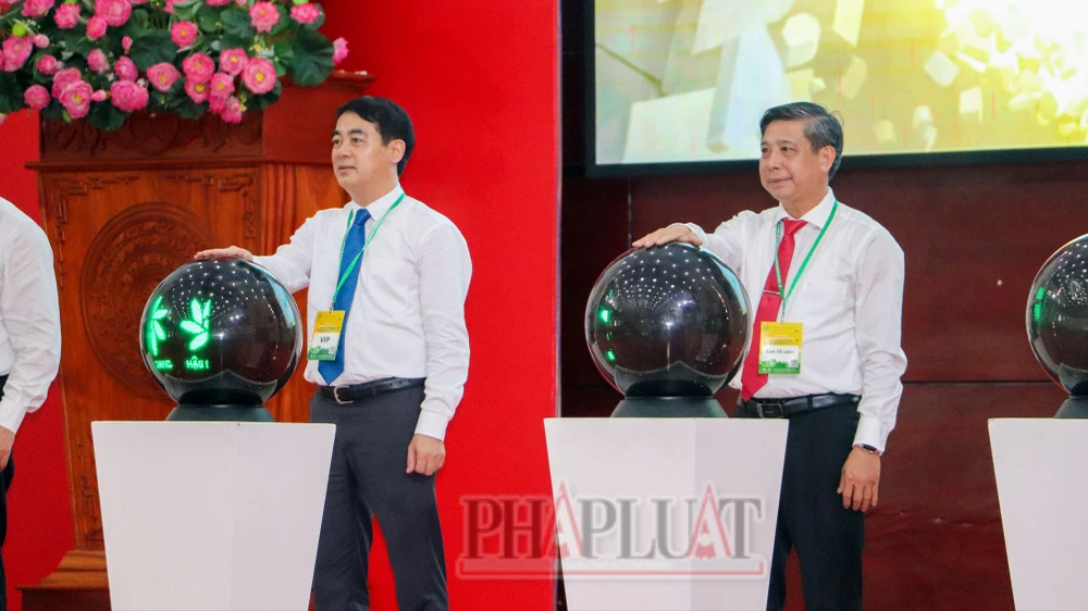 Ông Nghiêm Xuân Thành, Bí thư Tỉnh ủy Hậu Giang, cùng ông Đồng Văn Thanh, Chủ tịch UBND tỉnh Hậu Giang và các đại biểu thực hiện nghi thức khai mạc Tuần lễ Chuyển đổi số và Khởi nghiệp đổi mới sáng tạo - Mekong Delta 2024. Ảnh: CHÂU ANH Chuyển đổi số đã tiết kiệm gần 37 triệu giờ làm việc của người dân