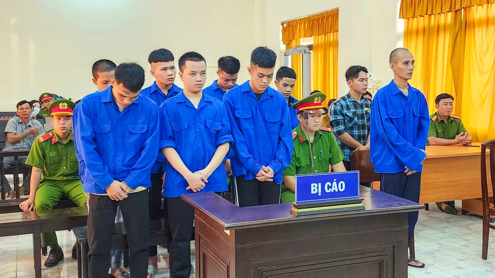 Mâu thuẫn qua lời nói, hai nhóm thanh niên ở tỉnh Kiên Giang đã lao vào hỗn chiến, kết quả cả chín bị cáo đều bị phạt tù. Ảnh: VĂN VŨ TAND tỉnh Kiên Giang