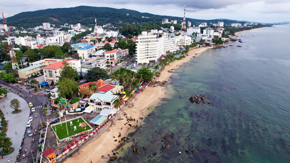 Theo ông Lê Quốc Anh, Bí thư Thành ủy TP Phú Quốc, việc tạm dừng giải quyết cho lãnh đạo các cấp đi nước ngoài không liên quan đến cán bộ vi phạm trong lĩnh vực đất đai. Ảnh minh họa/HOÀNG HỮU Thành ủy TP Phú Quốc