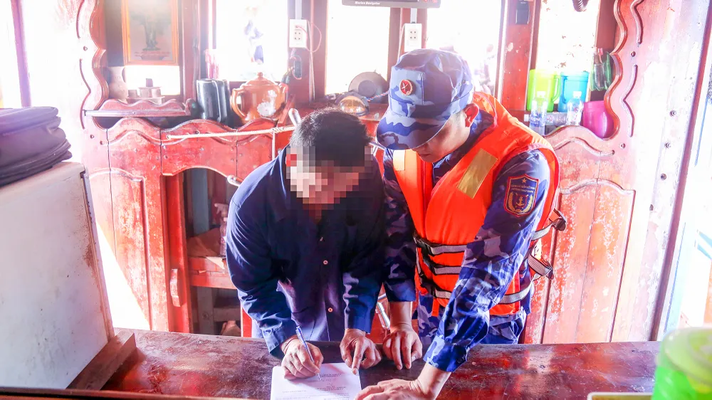 Làm việc với lực lượng làm nhiệm vụ, cả hai thuyền trưởng tàu KG.95579.TS và tàu KG.92976.TS thừa nhận đã mua dầu trôi nổi trên biển, không có hóa đơn, chứng từ chứng minh nguồn gốc hợp pháp. Ảnh: CSB Vùng Cảnh sát biển 4 bắt 2 tàu chở dầu lậu trên biển