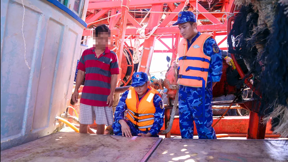 Lực lượng chức năng của Bộ Tư lệnh Vùng Cảnh sát biển 4 niêm phong hàng hóa vi phạm. Ảnh: CSB Vùng Cảnh sát biển 4 bắt 2 tàu chở dầu lậu trên biển