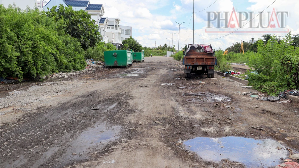 Đơn vị thu gom rác đã "biến" một đoạn trường trong khu dân cư Thới Nhựt 2 (thuộc phường An Khánh, quận Ninh Kiều) trở nên lầy lội và hôi thối do các phương tiện vận chuyển rác để lại. Ảnh: CHÂU ANH Bãi rác tạm ở Cần Thơ