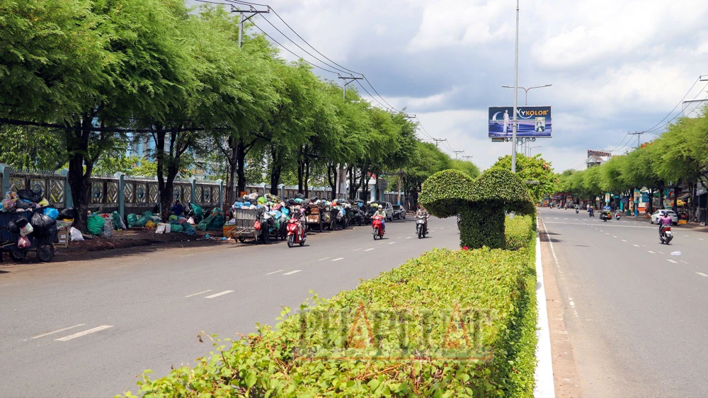 Bãi tập kết rác trên đường 30-4, đoạn phía trước bệnh viện y học cổ truyền TP Cần Thơ. Ảnh: CHÂU ANH Bãi rác tạm ở Cần Thơ