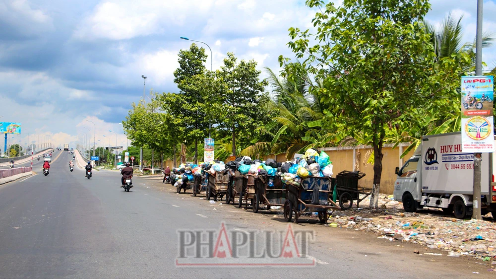 Bãi tập kết rác trên đường Nguyễn Văn Linh, đoạn gần cầu Hưng Lợi (thuộc quận Ninh Kiều, TP Cần Thơ). Ảnh: CHÂU ANH Bãi rác tạm ở Cần Thơ
