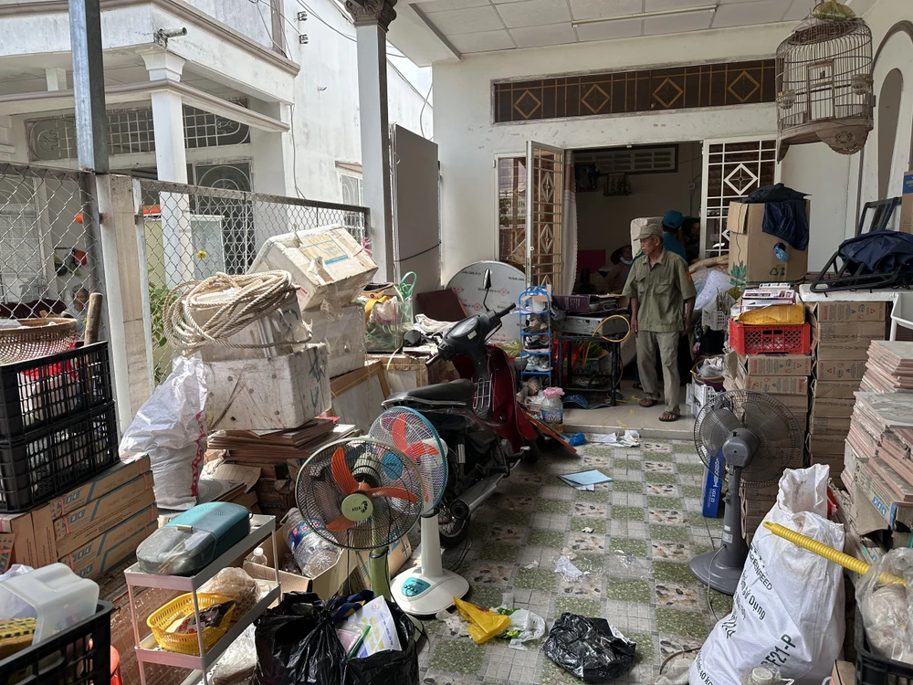 Lực lượng chức năng và chính quyền địa phương đã hỗ trợ người dân di dời tài sản đến nơi an toàn. Ảnh: LM sat-lo-can-tho-2.jpg