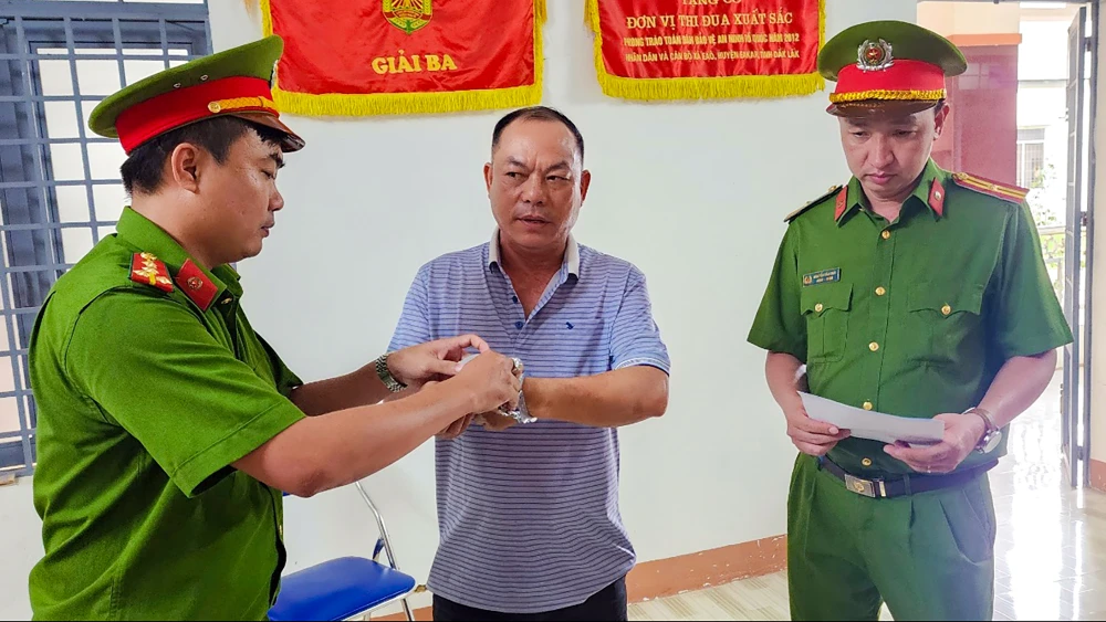 Từ năm 2021-2022, bị can Nguyên đã nhiều lần chuyển tiền cho nhóm Lĩnh, Hùng và Điệp mua nhiều thửa đất ở TP Phú Quốc, rồi phân lô, xây dựng hạ tầng trái phép. Ảnh: VĂN VŨ Lừa bán đất ở TP Phú Quốc, Kiên Giang