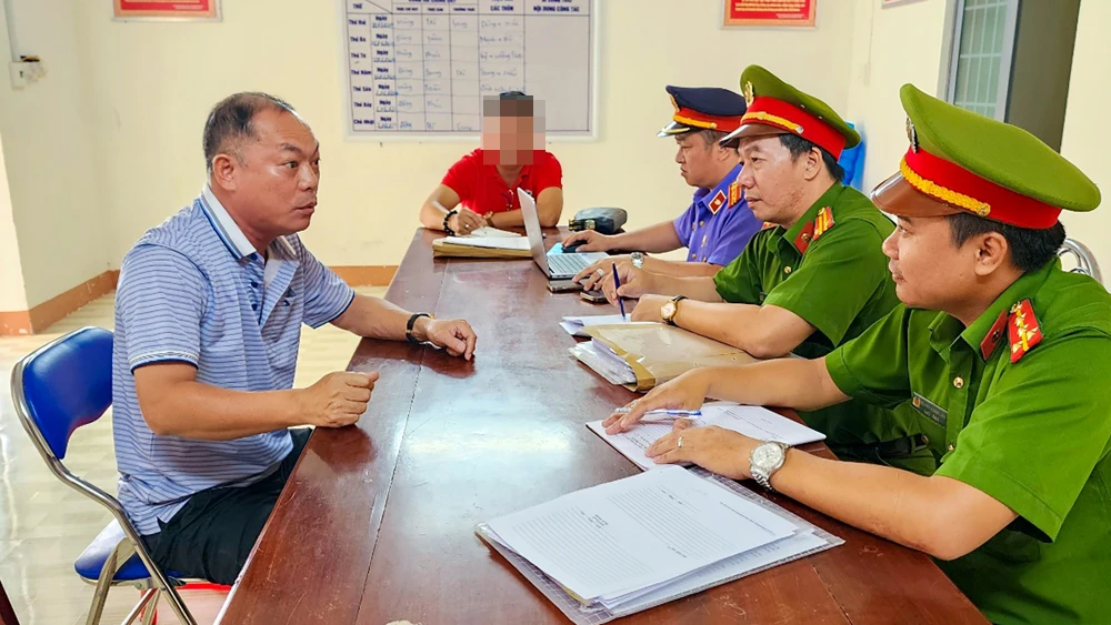 Công an xác định bị can Nguyên (bìa trái) đã trực tiếp lừa đảo hàng chục tỉ đồng của nhiều người khác. Ảnh: VĂN VŨ tp-phu-quoc-kien-giang-lua-dao-chiem-doat-tai-san-7.jpg