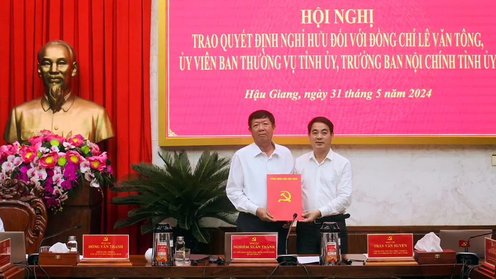 Trao Quyết định nghỉ hưu cho Trưởng Ban Nội chính Tỉnh ủy Hậu Giang