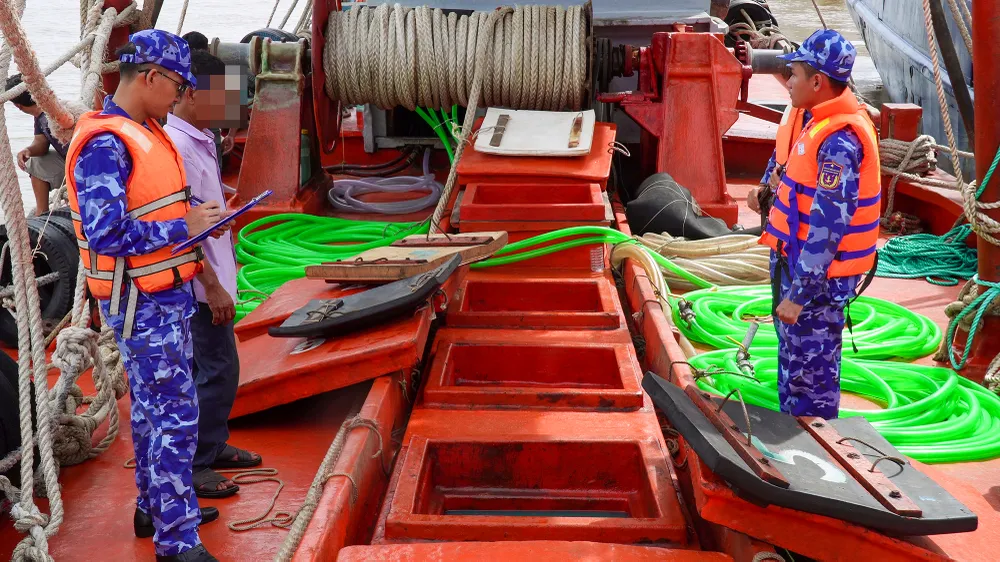 Vùng Cảnh sát biển 4 bắt tàu chở khoảng 200.000 lít dầu lậu trên biển Tây Nam