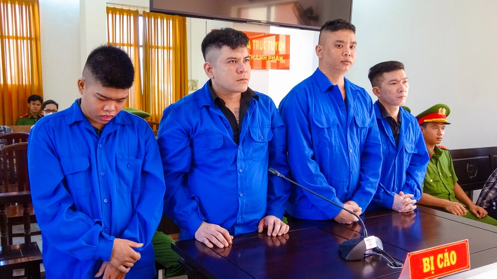 Cùng tội giết người, TAND tỉnh Kiên Giang đã tuyên phạt bốn bị cáo tổng cộng 28 năm tù (bị cáo Nguyễn Thanh Tuấn bìa phải). Ảnh: VĂN VŨ rao bán tôm