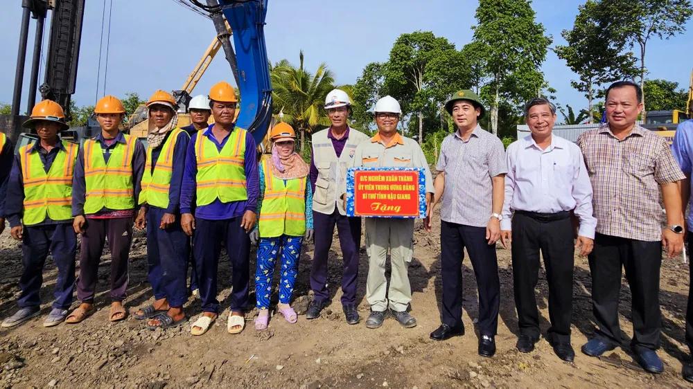 Ông Nghiêm Xuân Thành (thứ ba từ phải qua), Bí thư Tỉnh ủy Hậu Giang đánh giá cao việc chủ đầu tư và các đơn vị thi công đã nỗ lực, vượt qua khó khăn để thi công dự án. Ảnh: NGUYỄN TOÀN bi-thu-tinh-hau-giang-kiem-tra-cao-toc-1.jpg
