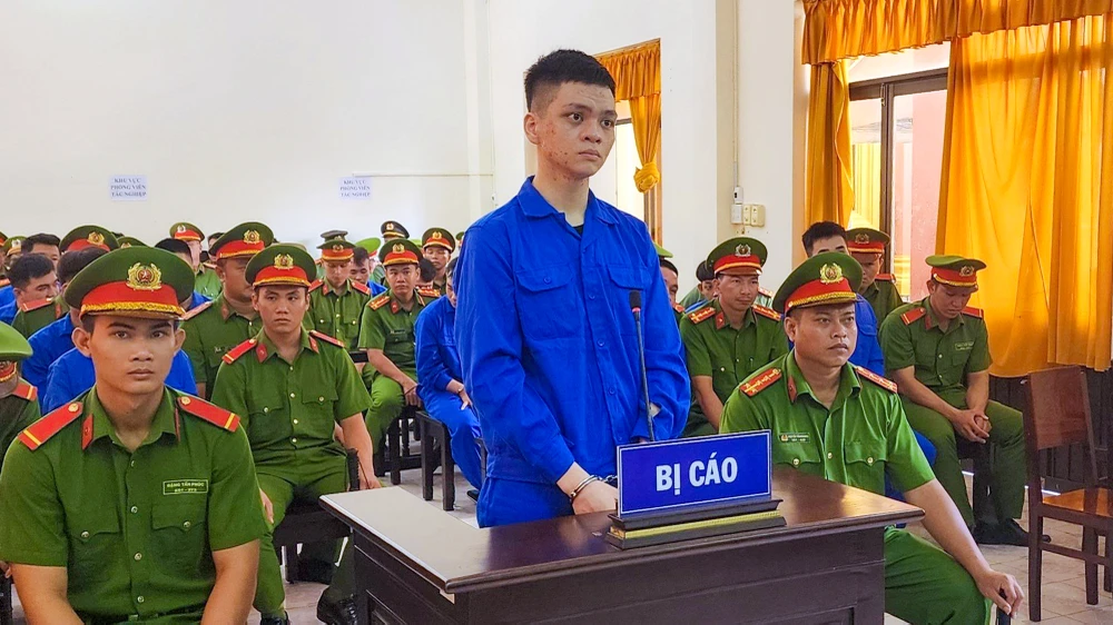 Bị cáo Đoàn Thiên Long (bắn chết hai người, làm bị thương sáu người trong vụ nổ súng ở TP Phú Quốc) bị VKS đề nghị mức án tử hình tội giết người. Ảnh: VĂN VŨ vu-no-sung-phu-quoc-tinh-kien-giang-10.jpg