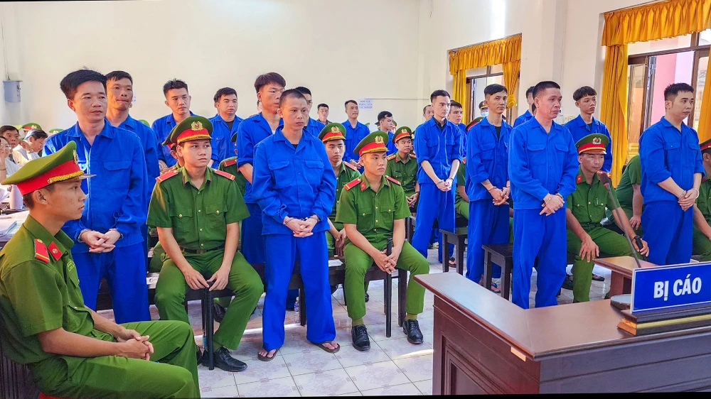 Các bị cáo trong vụ án giải quyết mâu thuẫn bằng súng ở TP Phú Quốc tại phiên xét xử phúc thẩm. Ảnh: VĂN VŨ vu-no-sung-phu-quoc-tinh-kien-giang-11.jpg
